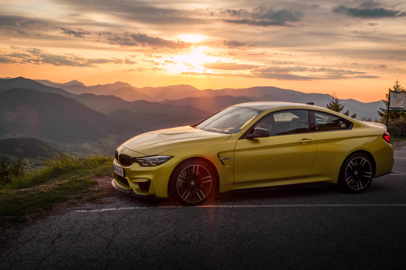 BMW M4 F82 Austin Yellow mieten Wien Sportwagenvermietung
